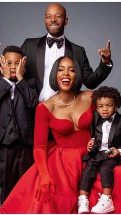 Family Pictures Black People, New Year Love, Family Christmas Outfits, Family Photoshoot Poses