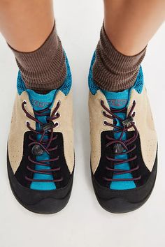 Keen Jasper Rocks Sneakers | Free People FR Keen Jasper Outfit, Keen Jasper, Jasper Rock, Keen Uneek, Keen Shoes, Boho Clothing, Low Cut, Boho Outfits, Low Profile