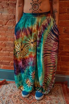 The hippie tie dye flowy pants you've been searching for! These pants are ultra flowy, flattering and beautiful! Available in several beautiful colors each is one of a kind, unique and completely hand tied and dyed, so each pattern will be unique and one of a kind.  Regular fits waists 24"-44" (XS-XL) PLUS fits waists 42"-60" (2X-4/5X) Super flowy bohemian style fits perfect for yoga, your next festival or grocery store runs! Boho Harem Pants, Hippie Boho Pants, Emo Hippie, Hippie Fits, Tie Dye Pants, Festival Pants, Hippie Pants, Hippie Style Clothing, Yellow Ties