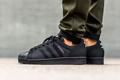 adidas Originals Superstar Weave "Core Black" <---- I will die without these shoes! - Nikolas Adidas Superstar Outfit Men, Black Adidas Superstar, Adidas Superstar Outfit, Superstar Outfit, Adidas Superstar Black, Zara Sneakers, Tenis Vans, Sneaker Trend