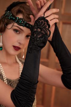 The stretchy satin gloves, which have the decent stitching and shiny outlook, perfectly fit the Great Gatsby theme with unique vintage style. Features: High quality satin fabric 15 inch / 38cm long Finger loop design Cutout lace pattern 1920s Gloves, Flapper Costume Ideas, Great Gatsby Accessories, Look Gatsby, Roaring Twenties Party, 1920s Flapper Costume, Flapper Outfit, Twenties Party, Flapper Accessories