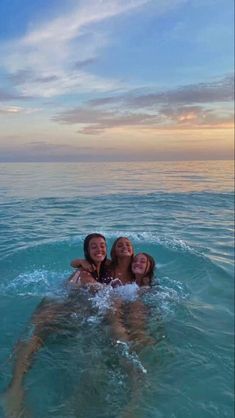 #trio #friendgroup #beach #summer #beachaesthetic #summeraesthetic #summer2022 #happiness #ocean #sunset #sunrise #beachlife #beachlover Mikaela Core, Best Friend Fotos, Foto Best Friend, Photos Bff, Shotting Photo, Best Friends Shoot, Best Friend Photos, Summer Goals, Summer Plans