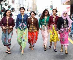 Bridesmaid Clothes, Tenun Lurik, Indonesian Fashion, Marriage Ideas, Batik Skirt