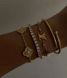 #jewellery #cleangirl #itgilr #thatgirl #vancleef #gold #jewellery #bracelet #jewelry #jewelrytrends Gold Jewellery Bracelet, Xoxo Jewelry, Girly Bracelets, Preppy Jewelry, Wrist Jewelry, Luxe Jewelry, Girly Accessories, Jewelry Fashion Trends, Classy Jewelry