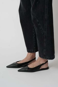 Slingback flats with a pointed toe in black patent leather.    - 100% leather  - made in italy Slingback Flats, Slingbacks, Street Style Chic, Style Chic, Black Patent Leather, Proenza Schouler, Black Flats, Patent Leather, In Italy