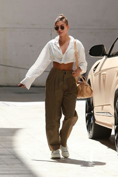 Fashion Paparazzi, Business Fits, Italy Pasta, Hailey Baldwin Street Style, Hailey Bieber Outfits, Hailey Bieber Style, Hailey Baldwin Style, Neutral Style, Europe Summer