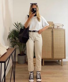 Beige Mom Jeans Outfit, Khaki Jeans Outfit, Tan Jeans Outfit, Beige Mom Jeans, Tapered Pants Outfit, Khaki Pants Outfit Women, Cream Jeans Outfit, Beige Jeans Outfit, Tan Pants Outfit