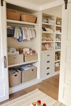 A well-organized baby closet with wicker baskets and baby clothes neatly displayed on shelves. Perfect for an elegant nursery with cozy nursery ideas. Walk In Nursery Closet, Boy Nursery Closet, Baby Closet Storage, Modern Nursery Room, Baby Nursery Closet, Nursery Closet Organization, Closet Renovation, Nursery Closet