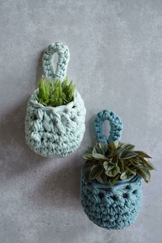 two crochet planters sitting next to each other with text overlay that reads, crochet pattern small plant pockets