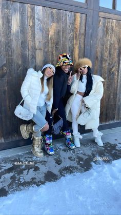 Moonboots Outfits Black Women, Spring Outfits For Women 2023, Moonboot Outfit Ideas, Snow Tubing Outfit, Ski Trip Outfit Black Women, Aesthetic Snow Outfits, Aspen Outfit Winter, Cute Snow Outfits