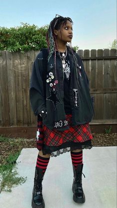 Art Grunge Aesthetic Outfit, 90s Emo Outfits, Street Goth Outfits, Polish Street Style, Pretty Punk Outfits, Alt Black Fashion, Punk Outfits Ideas, Uk Punk Aesthetic, Goth With Color