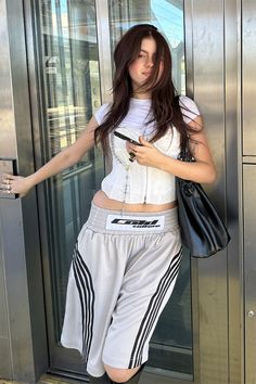 Grey boxing pants with black details. High-waisted with elastic waistband and front label. Decorative lines. 100% polyester. Side pockets. Male (182cm, 5'11"): M Female (182cm, 5'11"): M - National Shipping 24-48H (Spain / Portugal) - CORREOS EXPRESS - European Shipping 48-72H - FEDEX - International Shipping 5-7 working days - FEDEX Boxing Shorts, Spain Portugal, Decorative Lines, Shorts Pants, Boxing, Short Pants, Portugal, Spain, High Waisted