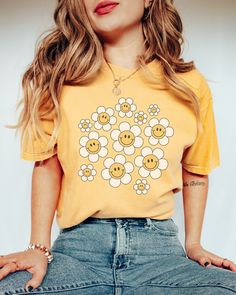 This cute Comfort Colors Retro Daisy shirt would make the perfect t-shirt to wear this summer! Looking for the oversized t-shirt look, size up to achieve the perfect fit for you! Comes in multiple colors! Check out more designs here: www.etsy.com/shop/jadeandroseshop ✨️SIZE AND FIT: Your shirt will be printed on a high-quality, soft and comfortable unisex t-shirt. Sizes run true to size, which takes the guesswork out of ordering. If you like your t-shirts loose or oversized - size up. For a more T Shirts For Summer, Daisy Shirt, Shirts For Summer, Retro Daisy, Beach Tee, Summer T Shirts, Shirt Design Ideas, Cute T Shirts, Flower Shirt