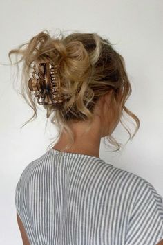 Messy Claw Clip Bun, Updo Claw Clip, Claw Clip Outfit, Claw Clip Messy Bun, Frankie Valli, Hair Stylies, Work Hairstyles, Bad Hair, Aesthetic Hair