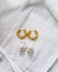 -Material -Gold Hoop Earrings, Gift for her, Statement Hoops, waterproof earrings, minimalist earrings, birthday gift, Medium hoops, gold earrings, baroque pearl, baroque earrings, pearl earrings, drop earrings, Lime and salt Chunky Drop earrings with baroque pearl（ a pair)They are perfect for adding glamour to your daily outfit or night out! They are coated in genuine 18k gold plating. The color can be kept for years and are ideal for gifting or treating yourself :)----------------------------- Handmade Minimalist Baroque Pearl Earrings, Trendy Pearl Charm Earrings For Gift, Everyday Gold Baroque Pearl Earrings, Baroque Pearl Dangle Hoop Earrings As Gift, Baroque Pearl Dangle Hoop Earrings For Gift, Everyday Dangle Earrings With Baroque Pearl, Everyday Baroque Pearl Dangle Earrings, Minimalist Baroque Pearl Earrings For Everyday, Pearl Earrings Drop