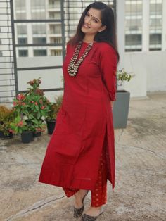 Gen Z Fashion Trends Street Styles, Red Churidar Designs, Plan Kurti, Red Kurti Design, Red Churidar, Red Kurta Set, Cotton Kurties, Red Kurti, Silk Kurti Designs