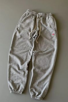 Jogger Pants Design, New Balance Sweatpants, Casual Sporty Outfits, Running Shoes Asics, Photographie Indie, Sweatpants Grey, Shoes Asics, Sneakers Converse