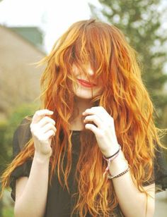 20 Messy-Chic Hairstyles From Pinterest - DailyMakeover: Bold red color takes this grunge-inspired texture to another level. Photography People, Hot Hair Colors, Daily Hairstyles, Redhead Beauty, Chic Hairstyles, Casual Hairstyles, Orange Hair