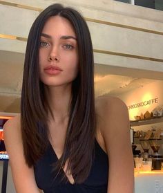 Dark Long Straight Hair, Long Straight Hair Front View, Hair Cuts Side Part Long, Rib Length Hair, Long Hair No Bangs, Mid Length Black Hair, Sleek Haircut, Victoria Brono, Platinový Blond