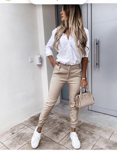 Outfit Pantalon Beige Mujer, Outfit Con Pantalon Beige, Outfit Semiformal Mujer, Outfit Trabajo, Outfits Sport, Outfit Sport, Outfit Work, Zippers Fashion, Elegante Casual