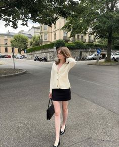 Classy Classic Outfits, Simple Vintage Outfits, Feminine Classy Outfits, Simple Feminine Outfits, Feminine Outfits Classy, Classy Feminine Outfits, Hongkong Outfit, Classy Work Outfits