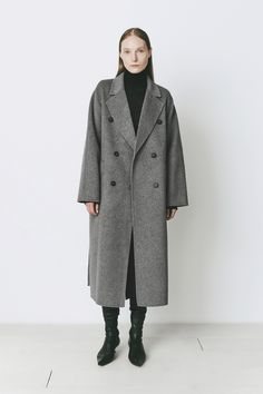 Wool-cashmere blend grey coat with a belted waist. Oversized fit for structured or relaxed looks in fall. Grey Wool Coat Outfit, Grey Coat Outfit, Wool Coat Outfit, Grey Wool Coat, Gray Wool Coat, Classic Coat, Coat Outfit, Trench Jacket, Grey Coat