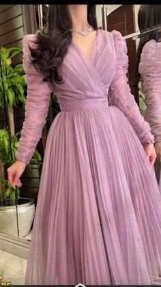 Elegantes Party Outfit, Party Wear Gowns, Simple Frock Design, Long Frock Designs, Simple Frocks, Simple Gowns, Gowns Dresses Elegant, Fancy Dresses Long, Party Inspo