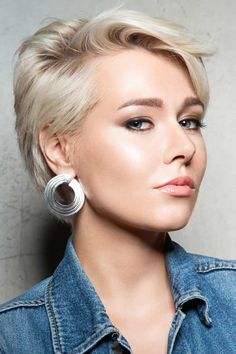 + Convincing Reasons Why You Should Get A Pixie Cut This Season ★ Blonde Pixie Cut Feminine Pixie Cuts, Brunette Pixie, Feminine Pixie, Haircut Inspo, Pixie Cut Styles, Pineapple Water, Glamour Hair, Edgy Pixie Cuts, Shorter Hair