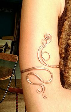 Arm Accessories Aesthetic, Wire Wrapped Body Jewelry, Arm Accessories Jewelry, Arm Decorations, Upper Arm Bracelets, Arm Cuff Tattoo, Arm Jewellery