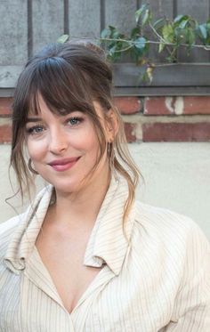 Dark Chestnut Hair, Bottleneck Bangs, Best Bangs, Dakota Johnson Hair, Highlight Bob, Light Brunette Hair, Medium Length Blonde Hair, Hairstyles Theme, Chestnut Hair