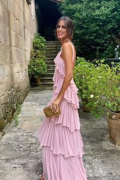 A Dresse da ballo lungo il pavimento in chiffon a più tierde. Reformation Wedding, Prom Dress Pink, Pink Bridesmaid Dress, Long Formal Gowns, Bridesmaid Dress Sizes, فستان سهرة, Pink Prom Dresses, Evening Party Dress, Guest Outfit