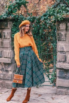 #Winter#WinterOutfits#Fashion2024#SeasonalFashion#WinterTrends#StyleTips#ColdWeatherOutfits#Skirts#Layering#MidiSkirtsIdeas#OutFitIdeas#WinterFashion#WinterOutfitsAesthetic#WinterOutfitsKorean#WinterOutfitsForWomen#ChristmasOutfit Beret Outfit, Classy Skirts, Outfits 90s, Outfit Trends, Color Fashion, Yellow Sweater, Hippie Outfits, Mode Inspo