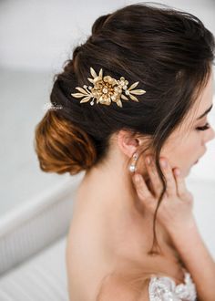 Simple yet sophisticated, this amazing hair comb makes a big impression, a unique piece of hair jewelry to adorn your hairstyle.  Perfect for the bride, bridesmaids or any special occasion. You can wear it in so many different ways. And there are many options of where to wear it- half-up style; placed to the side of a short hair do; or as an anchor to your veil. DETAILS: - Available in gold tone only - Handcrafted with brass leaves elements, flower and cubic zirconia gems - Tarnish resistant jew Flower Hair Comb Wedding, Floral Bridal Comb, Short Hair Accessories, Floral Hair Piece, Flower Headpiece Wedding, Leaf Headpiece, Floral Hair Pieces, Gold Hair Comb, Bridal Hair Headpiece