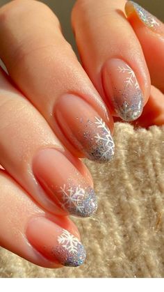 Christmas Nails 2023 Snowflakes, December Nails Christmas Simple, Snowflake Acrylic Nails Short, Snowflake Manicure Ideas, Winter French Tip Nails Snowflakes, Snowflake French Manicure, Holiday Snowflake Nails, Snowflakes Nail Design, Snow Nail Art Snowflakes