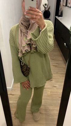 Fits Modest, Hijabi Winter Outfits, Cute Hijabi Outfits, Beige Hose, Hijabi Outfit, Modern Hijab Fashion, Modest Outfit, Victoria Secret Outfits, Jumper Outfit