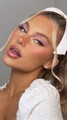 Festival Eye Makeup, Music Festival Makeup, Coachella Makeup, Glitter Makeup Looks, Rhinestone Makeup, Rave Makeup, Smink Inspiration, Makijaż Smokey Eye, Glamorous Makeup