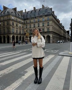 skirt oversized jumper over the shoulder knee high boots autumn Knee Boots Outfit, Winter Boots Outfits, Paris Outfits, Chic Outfit, Mode Inspo, Looks Chic