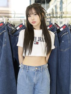 Nayeon Tommy Jeans, Nayeon Outfits, Tommy Jeans Outfit, Nayeon Style, Outfits Idols, Nayeon Pop, Images Terrifiantes, Airport Fashion Kpop, Race Day Outfits