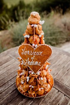 there is a tower of cookies on top of each other with the words senseur de diame written on them