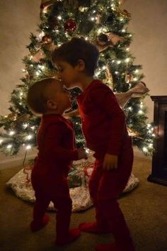 Toddler Christmas Pictures, Sibling Christmas Pictures, Christmas Baby Photoshoot, Christmas Photoshoot Kids, Diy Christmas Photoshoot, Christmas Pictures Kids, Diy Christmas Photo, Christmas Baby Pictures, Christmas Poses