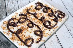 there are some pretzels that are on top of the cake in the pan