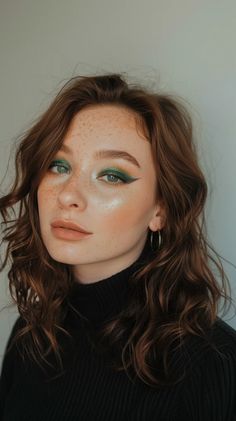 Vintage Green Eyeshadow, Eyeshadow Small Eyes, Green Eyeshadow For Hooded Eyes, Hooded Eye Makeup Green, Woodsy Makeup, Brown And Green Eyeshadow, Green Bridal Makeup, Red And Green Eye Makeup, One Color Eyeshadow Look