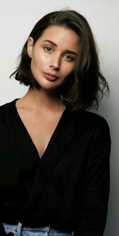 Brunette Bob, 2000 Fashion, Short Bob Haircuts, Trending Hairstyles, Bob Haircut, Bob Haircuts, Grunge Hair