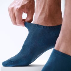 These light blue bamboo ankle socks for men are the perfect blend of comfort and style. Crafted from 75% bamboo, this pair embraces comfort without compromising on elegance. The bamboo fabric ensures your feet stay fresh and odour-free. 23% polyamide delivers the durability needed for daily wear and 2% elastane adds just the right amount of stretch for a snug fit. Perfect for those who appreciate a touch of luxury in their daily hustle. Blue Bamboo, Green Bamboo, Stay Fresh, Bamboo Fabric, Ankle Socks, Mens Socks, Light Gray, Snug Fit, Sky Blue