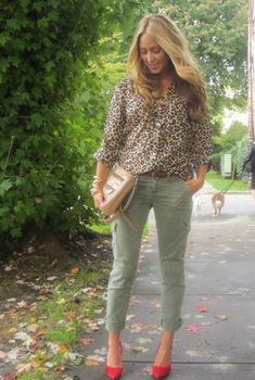 Army Green Pants Outfit, Green Pants Outfit, Prints Ideas, Army Green Pants, Olive Pants, Leopard Prints, Wear Red, Green Pants, Cargo Pants Women