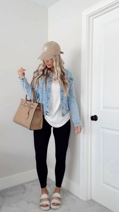 Leggings Casual Outfit, Black Leggings Casual, Leggings Outfit Ideas, Running Errands Outfit, Trendy Mom Outfits, Errands Outfit