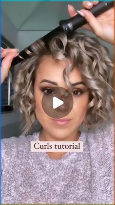 Tiny Curls Hairstyles, Short Party Hair, Lose Curls On Short Hair, Short Hair How To Curl, Curling Iron Curls Short Hair, Short Bob Hair Styling Ideas, Curling Chin Length Hair, Loose Curls Short Length Hair, Cocktail Hairstyles Short Hair