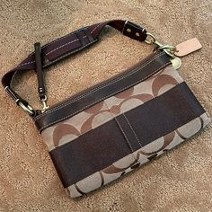 Never Used Coach Shoulder Bag! Original Print - Gorgeous! Coach Retro Shoulder Bag For Everyday Use, Retro Coach Brown Bag, Retro Brown Coach Bag, Brown Coach Shoulder Bag With Removable Pouch, Coach Brown Shoulder Bag With Removable Pouch, Brown Coach Handheld Bag, Brown Handheld Coach Bag, White Shoulder Bag, Broken Zipper