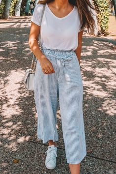 Stylish Travel Attire (Featuring The Most Comfortable Pants Ever) | Sunday Chapter Snow Travel, Travel Attire, Cold Christmas, Best White Sneakers, White Sneakers Outfit, Boho Mode, Christmas Landscape, Overalls Outfit