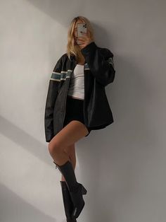 Dare to dazzle in our chic oversized leather jackets—where style meets confidence effortlessly Trendy Oversized Leather Outerwear, Oversized Leather Biker Outerwear, Oversized Biker Leather Jacket For Fall, Oversized Biker Leather Jacket For Winter, Big Jacket Outfits, Lady Biker Outfits, Black Oversized Leather Jacket, Oversized Black Leather Jacket, Oversized Jacket Outfit